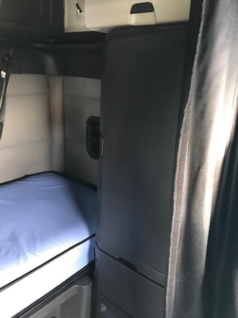2020 FREIGHTLINER CASCADIA 126 8037322106
